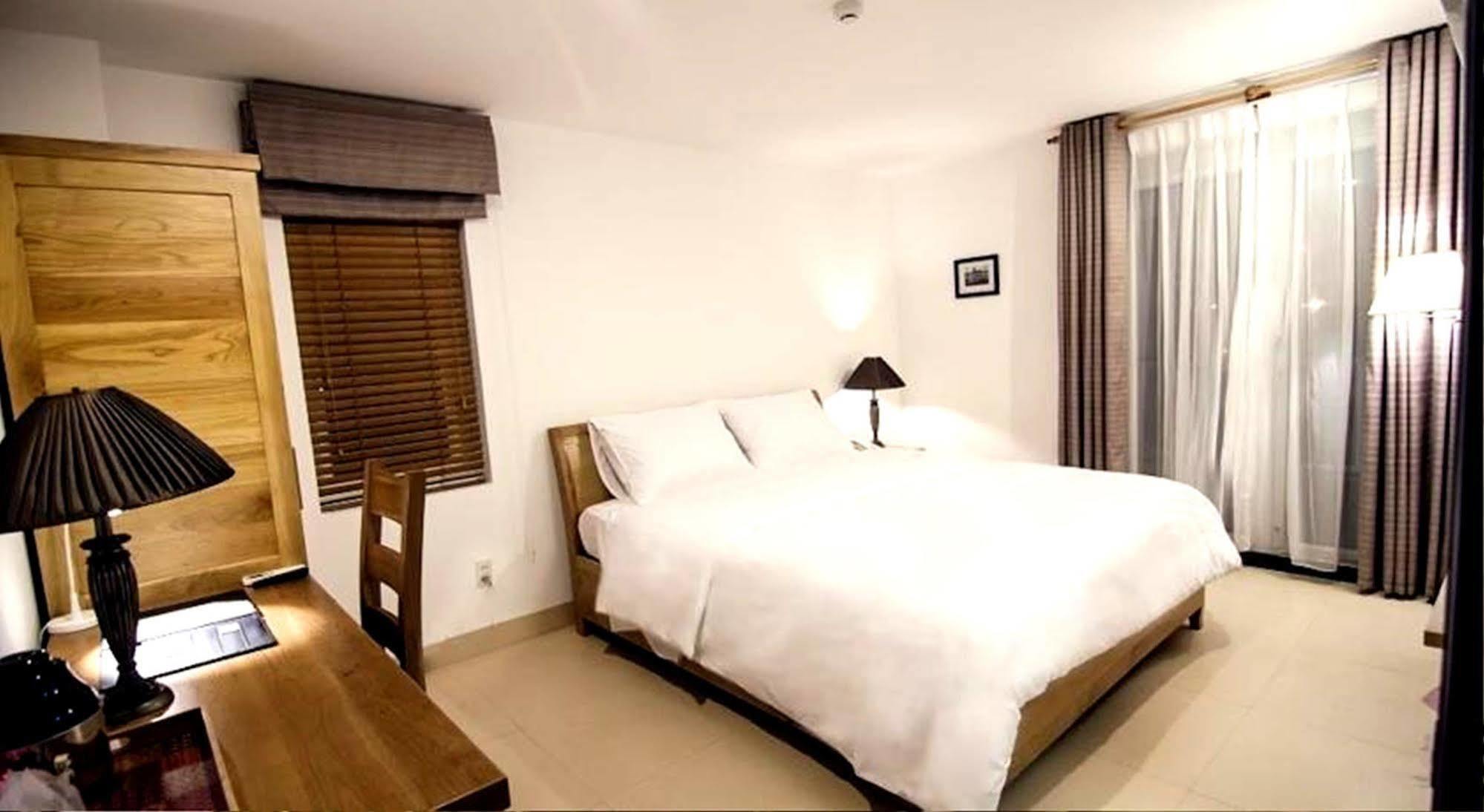 Frangipani Boutique Hotel Дананг Экстерьер фото